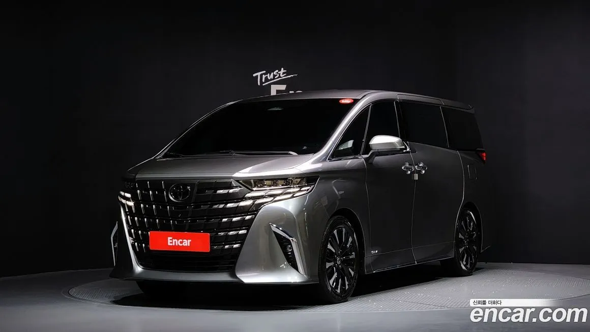 Toyota Alphard — фото 1
