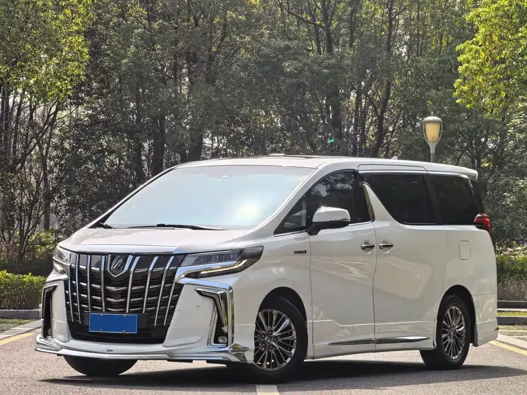 Toyota Alphard — фото 1