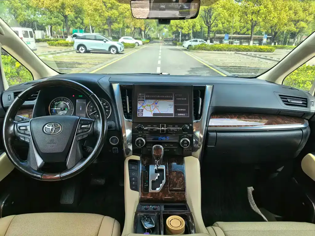 Toyota Alphard — фото 5