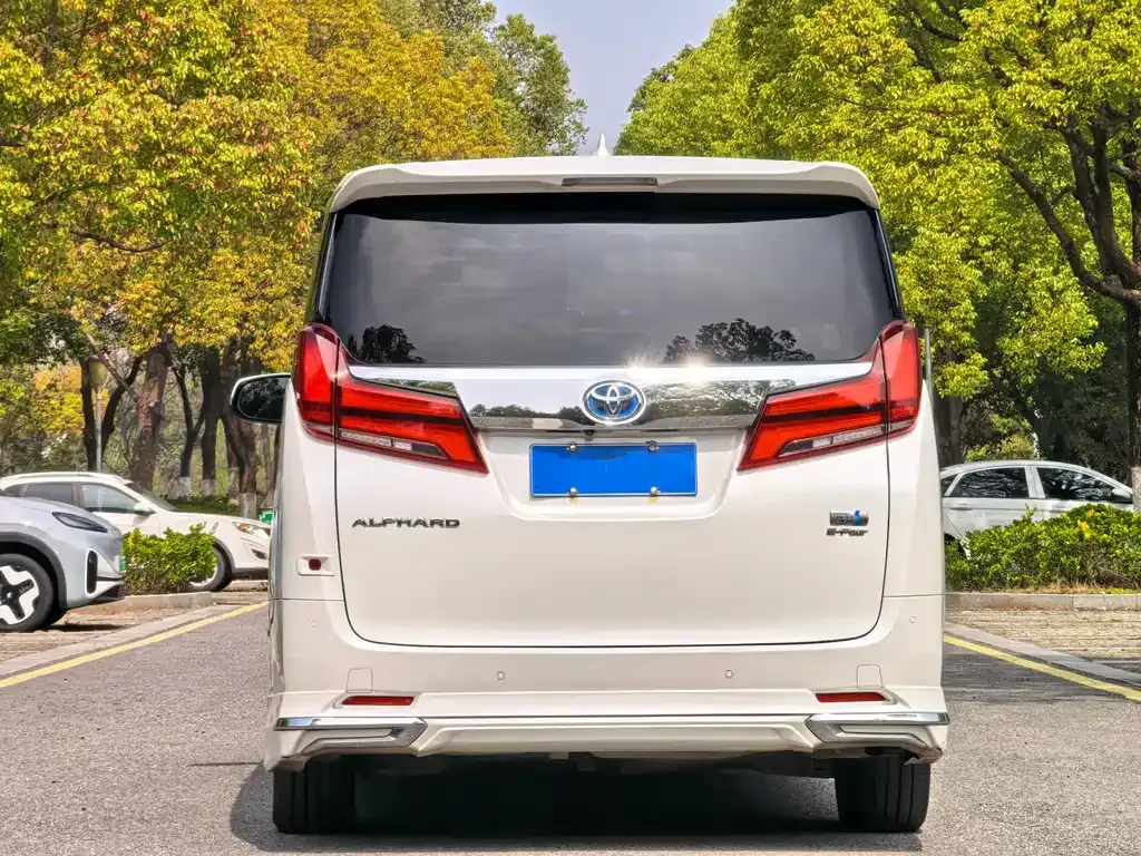 Toyota Alphard — фото 10