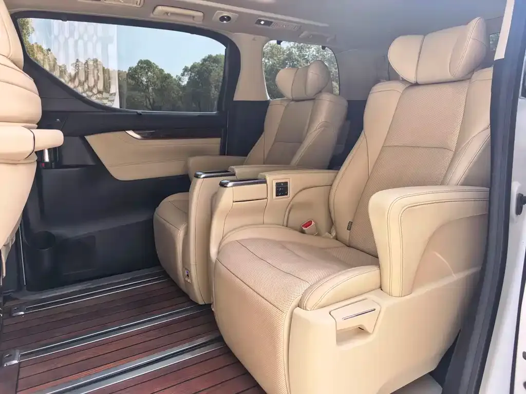Toyota Alphard — фото 2