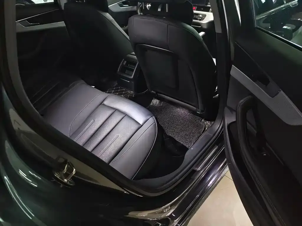 Audi A4L 2021 из CN, фото 5