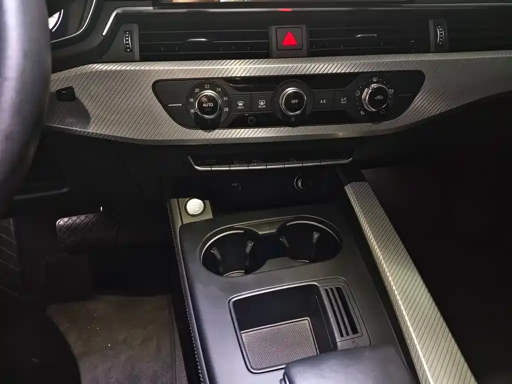 Audi A4L 2021 из CN, фото 4