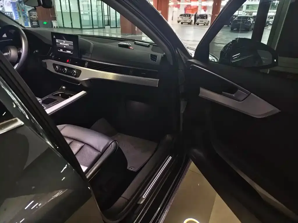 Audi A4L 2021 из CN, фото 8