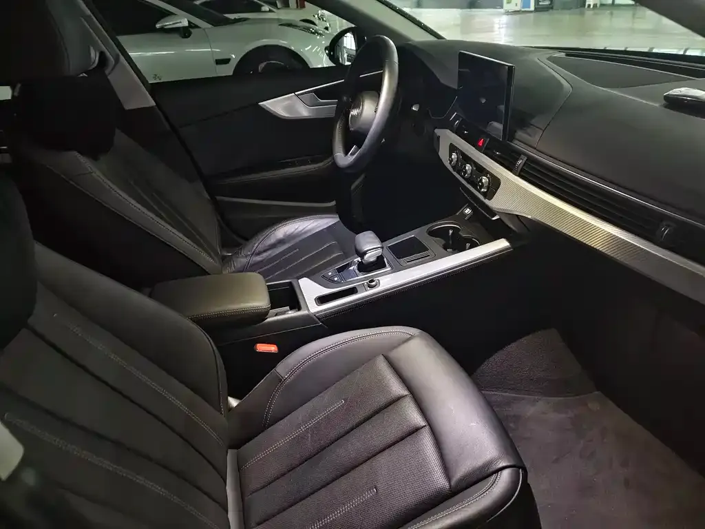 Audi A4L 2021 из CN, фото 2