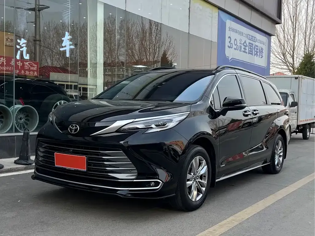 Toyota Sienna — фото 1