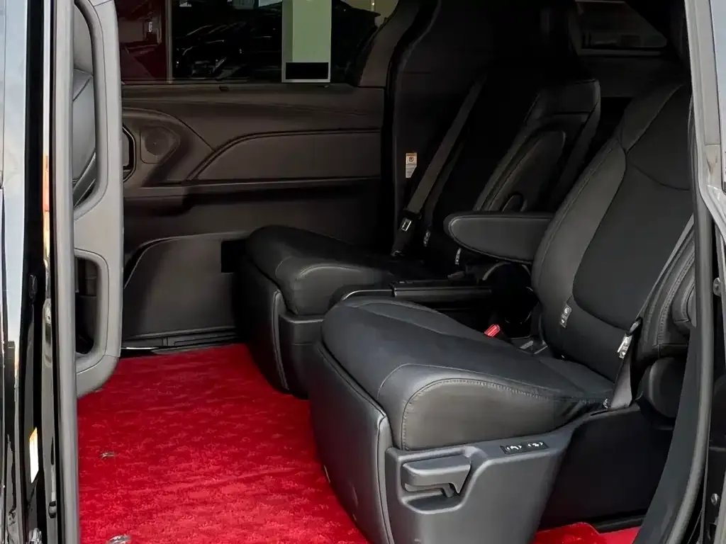 Toyota Sienna — фото 2