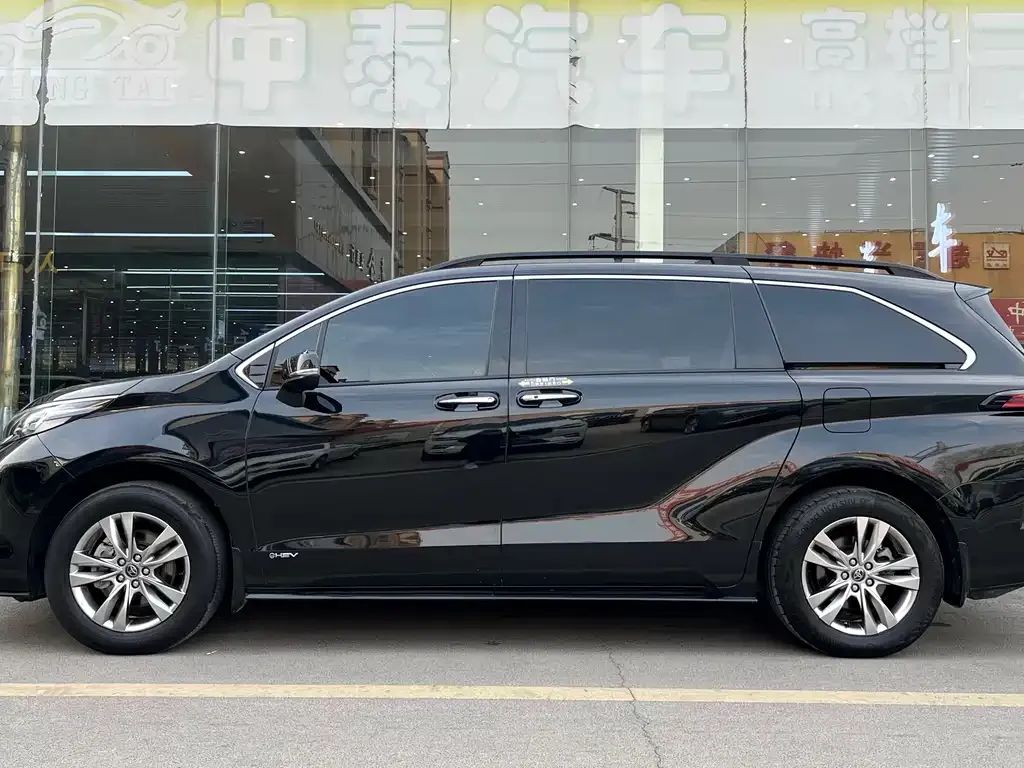 Toyota Sienna — фото 5