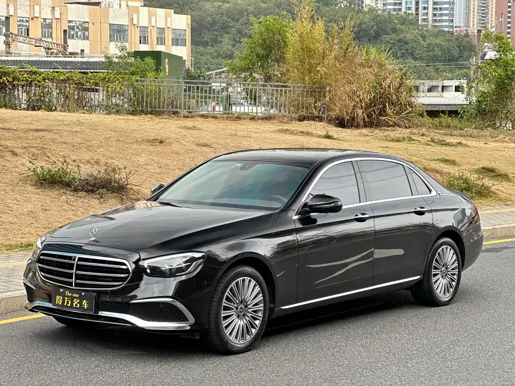 Mercedes-Benz E-Class — фото 1