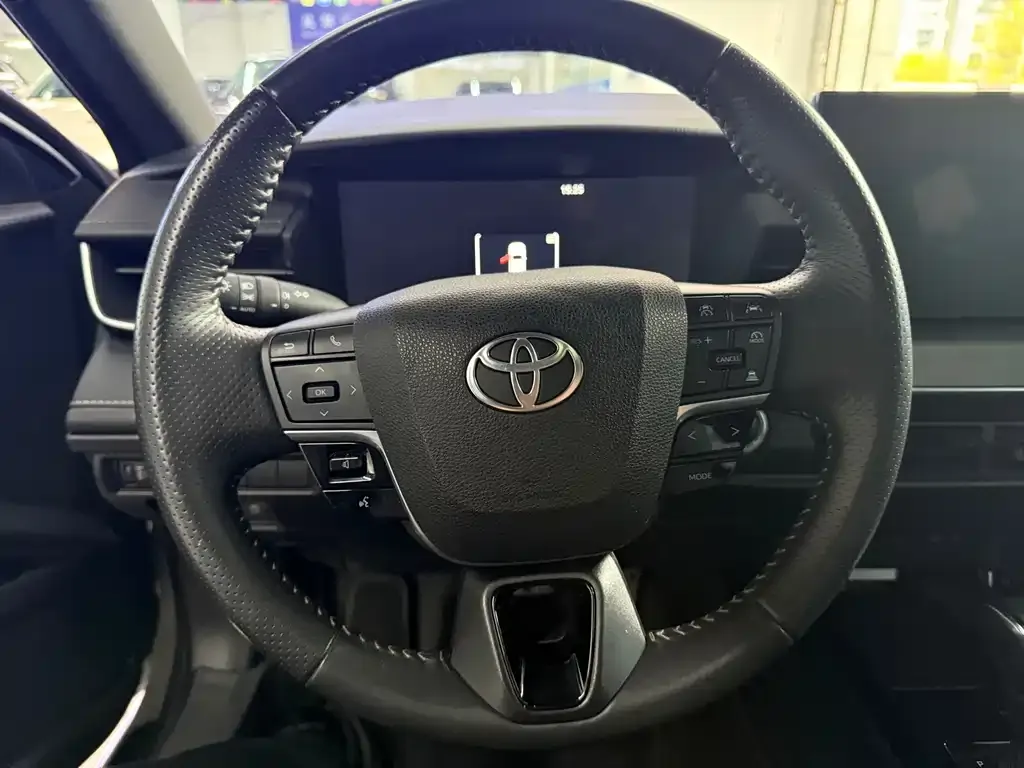 Toyota Camry — фото 10