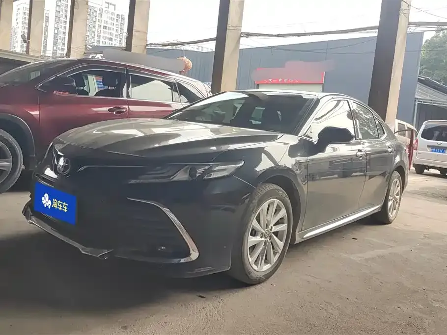 Toyota Camry — фото 1