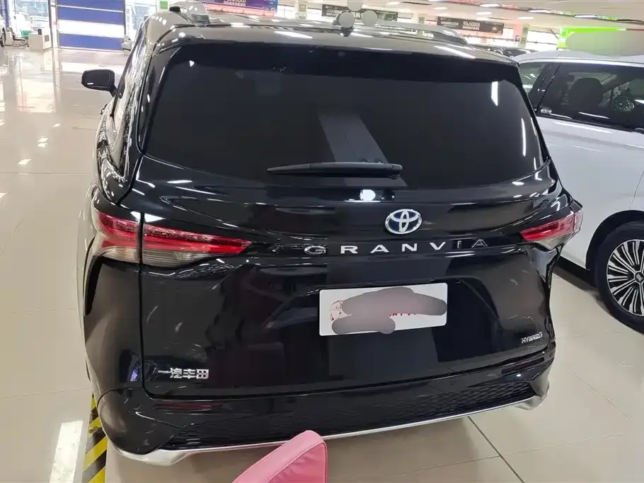Toyota Granvia 2023 из CN, фото 9