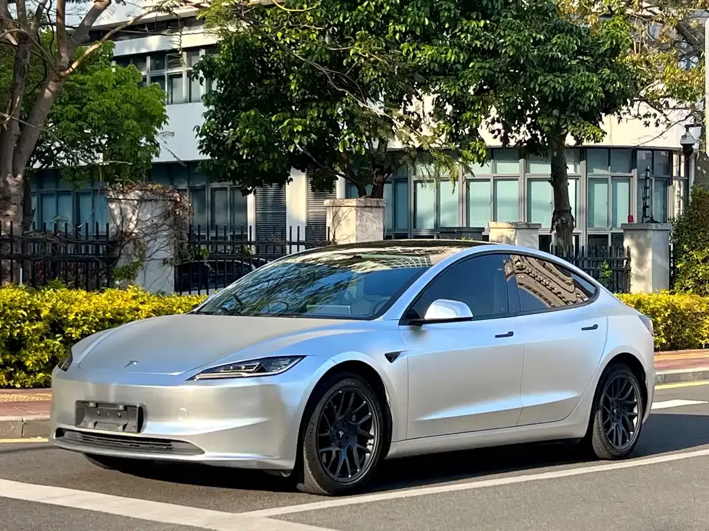 Tesla Model 3 — фото 1