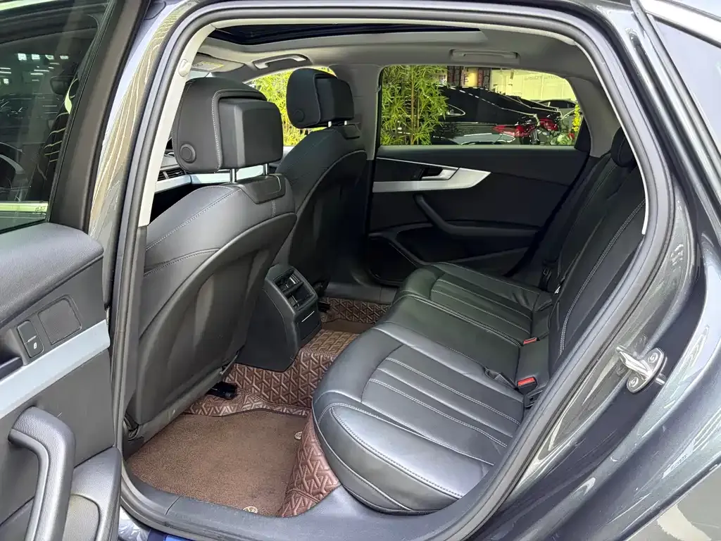 Audi A4L 2022 из CN, фото 4