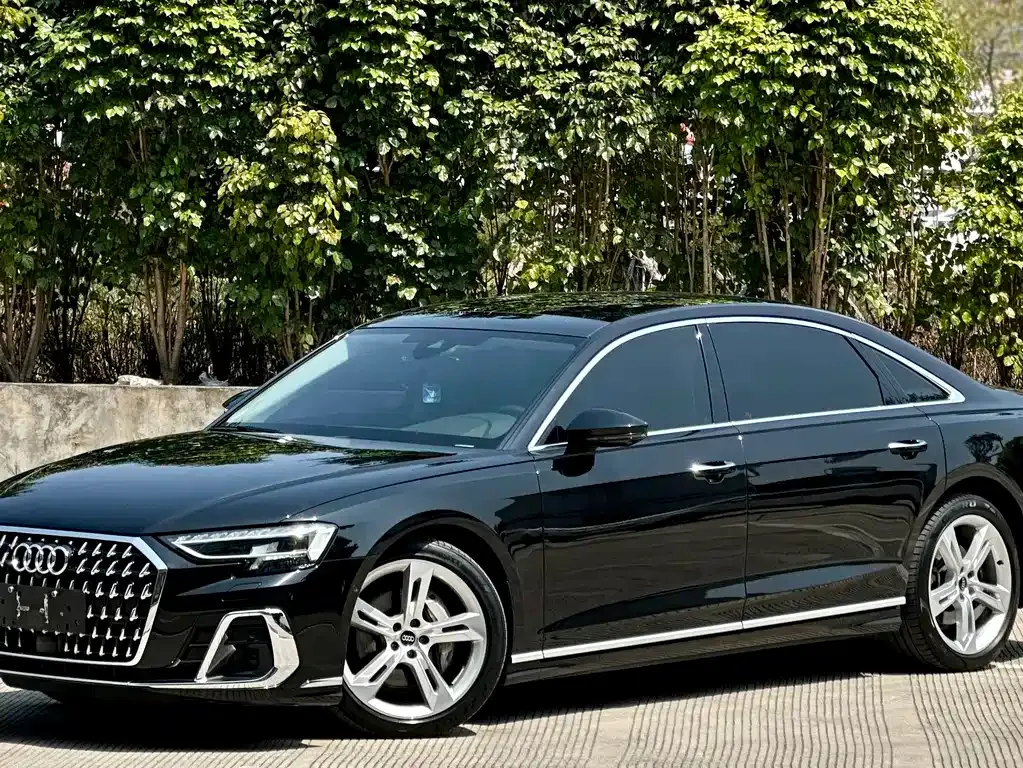 Audi A8 — фото 1