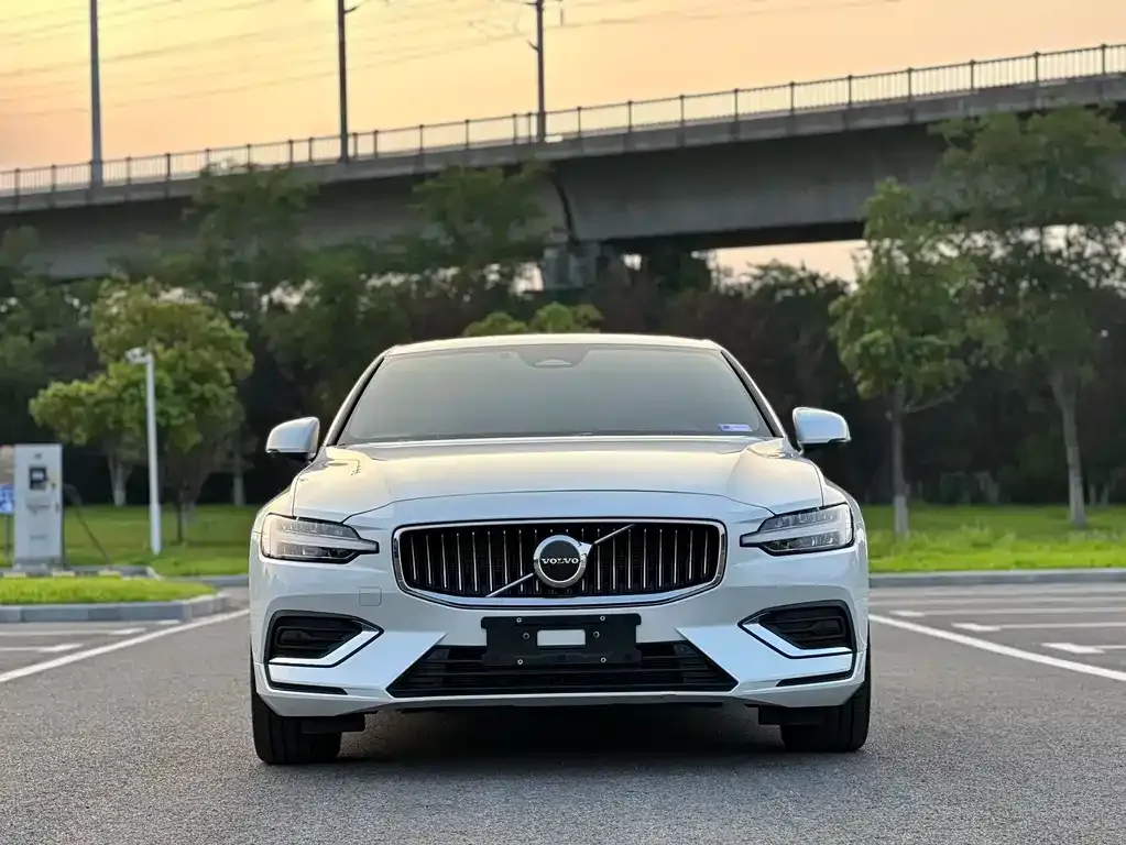 Volvo S60 — фото 9