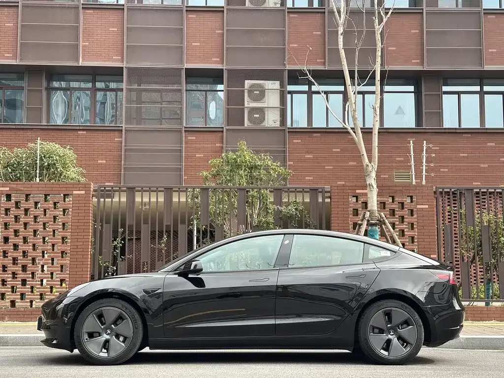 Tesla Model 3 — фото 10