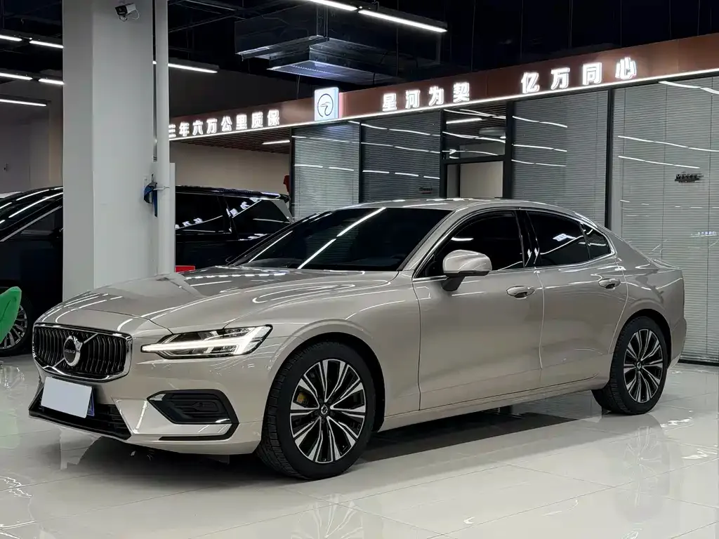 Volvo S60 — фото 1