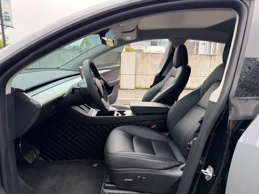 Tesla Model Y — фото 10