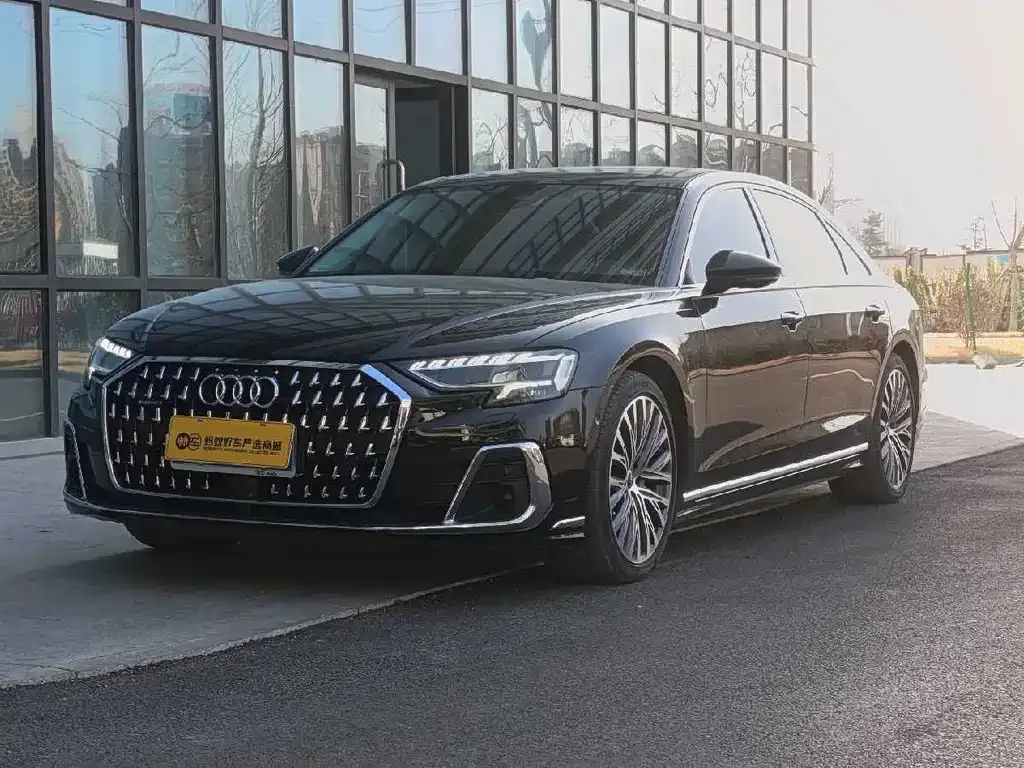 Audi A8 — фото 1