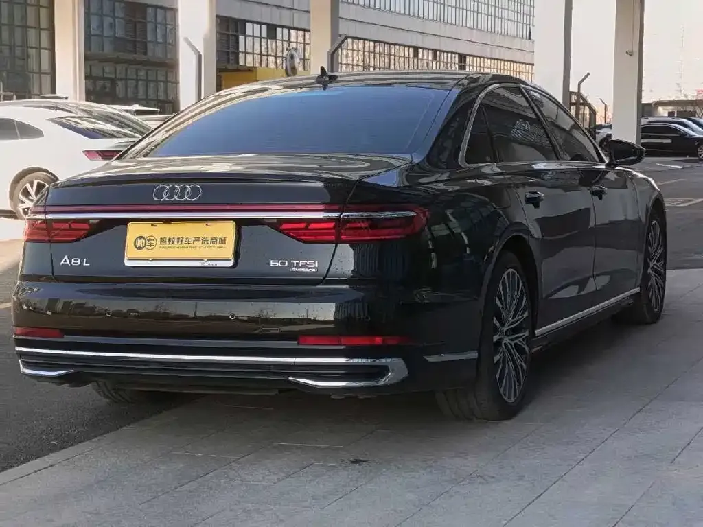 Audi A8 — фото 2