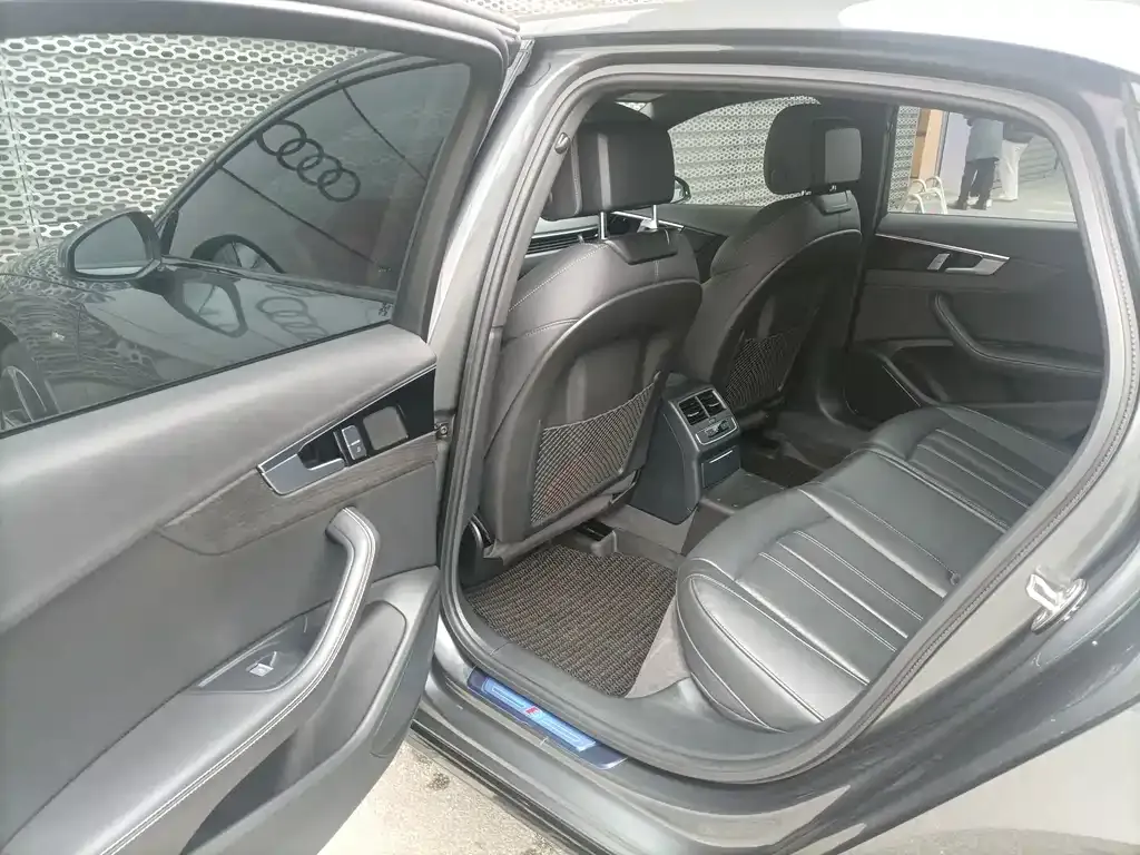 Audi A4L 2024 из CN, фото 5