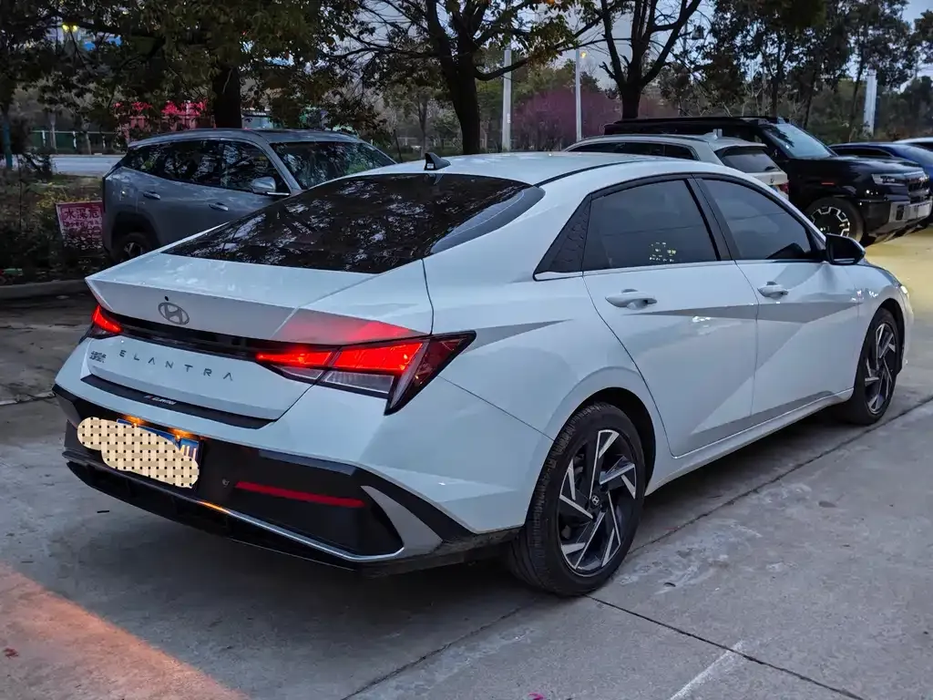 Hyundai Elantra — фото 7