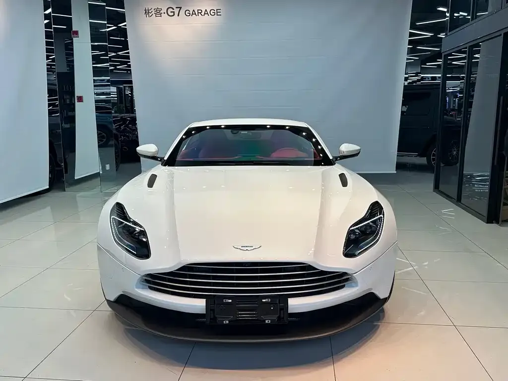 Aston Martin DB11 — фото 7