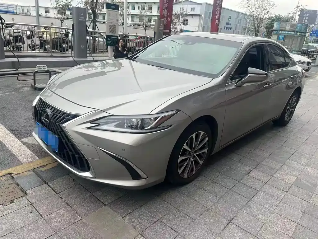 Lexus ES — фото 1