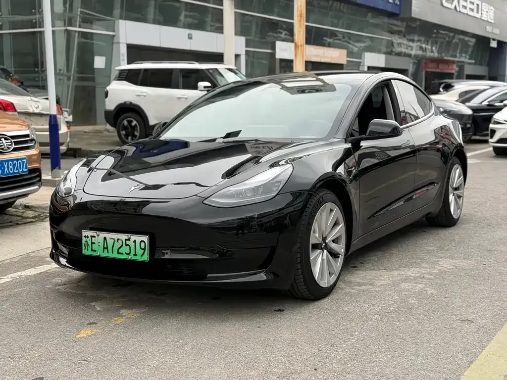 Tesla Model 3 — фото 1