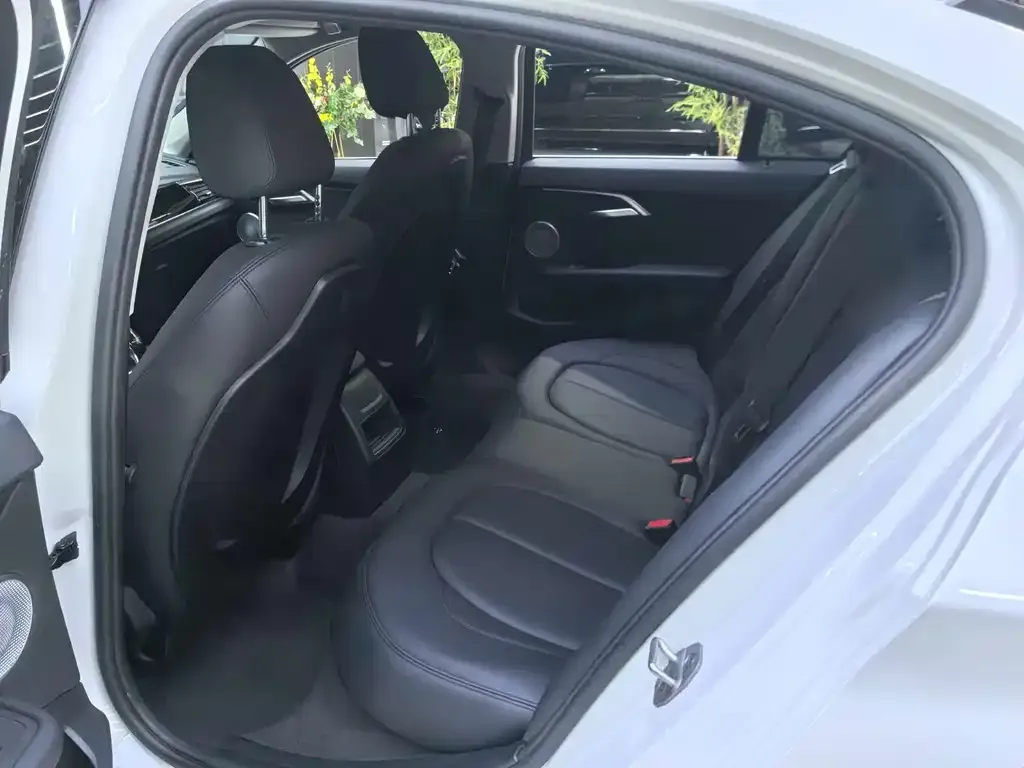 BMW 1 Series 2023 из CN, фото 2