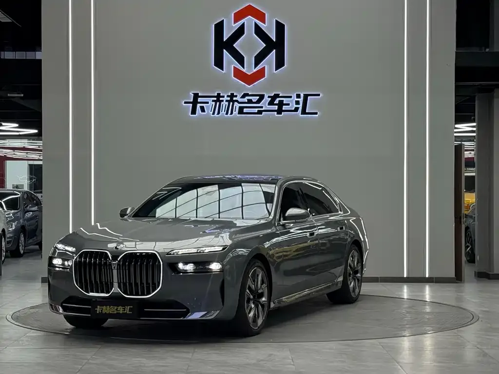 BMW 7 Series — фото 1