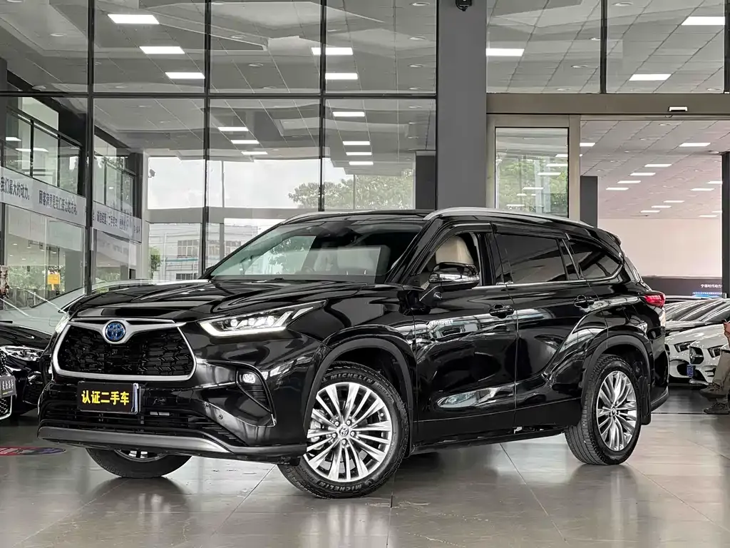 Toyota Highlander — фото 1