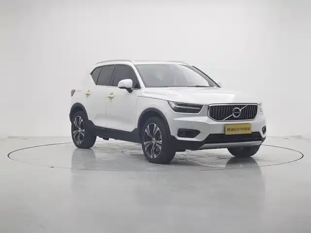 Volvo XC40 — фото 4