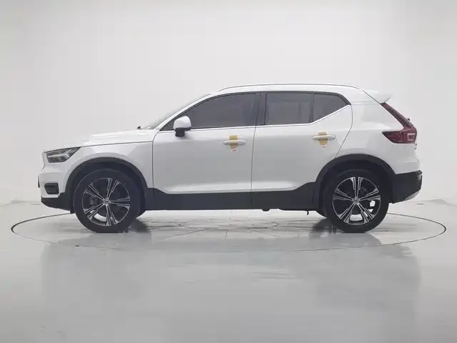 Volvo XC40 — фото 3