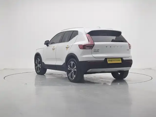 Volvo XC40 — фото 8