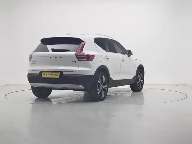 Volvo XC40 — фото 6