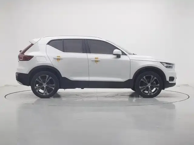 Volvo XC40 — фото 7