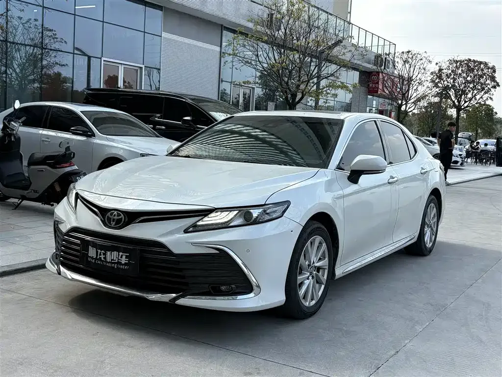 Toyota Camry — фото 1