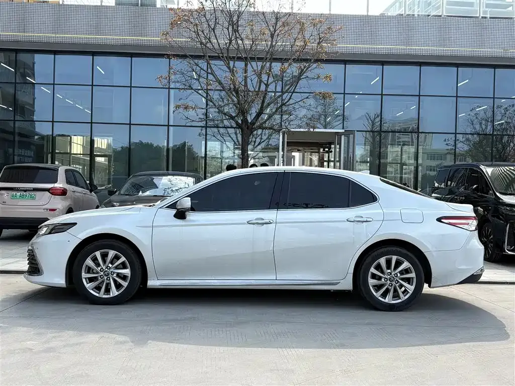 Toyota Camry — фото 5