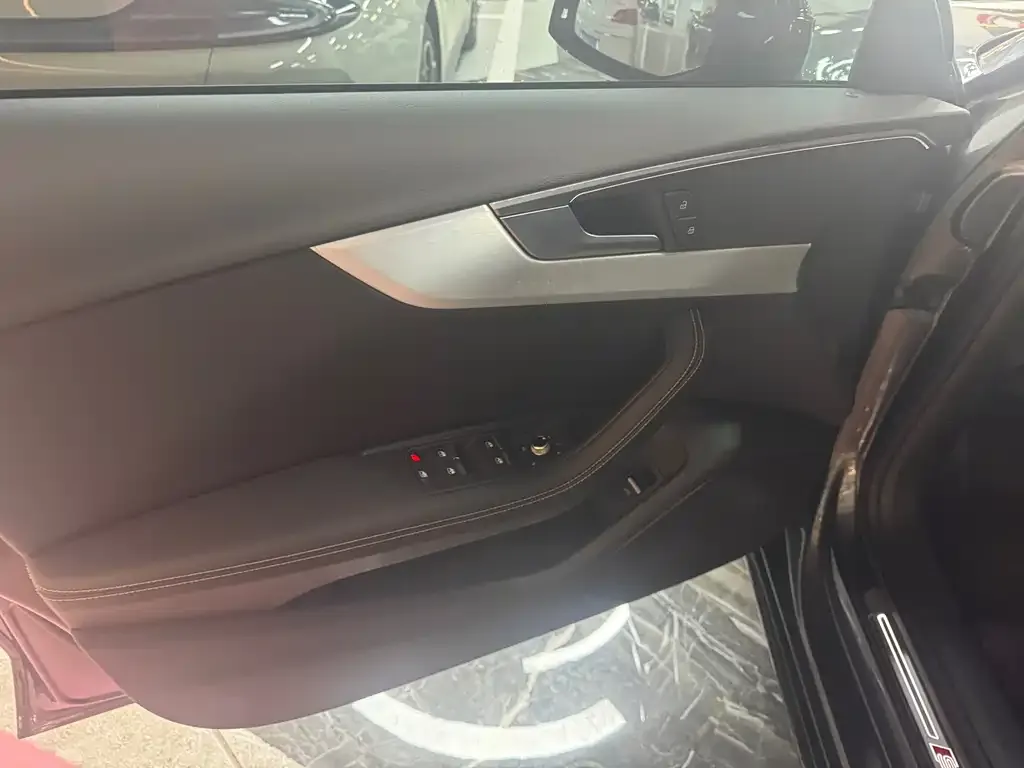 Audi A4L 2021 из CN, фото 9