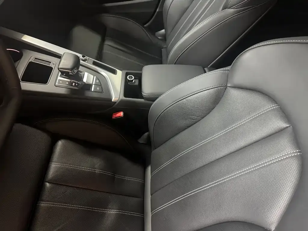Audi A4L 2021 из CN, фото 2