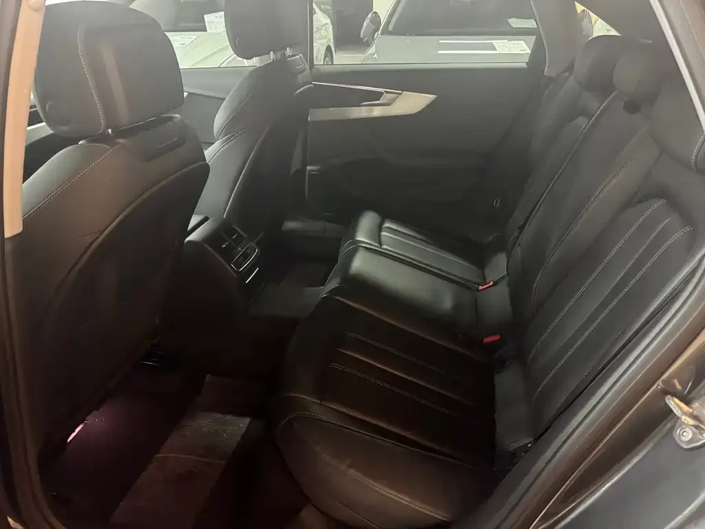 Audi A4L 2021 из CN, фото 3