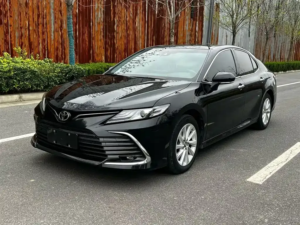 Toyota Camry — фото 1