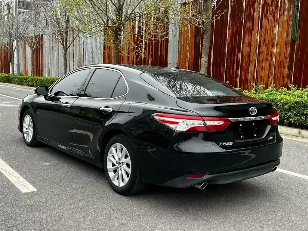 Toyota Camry — фото 2