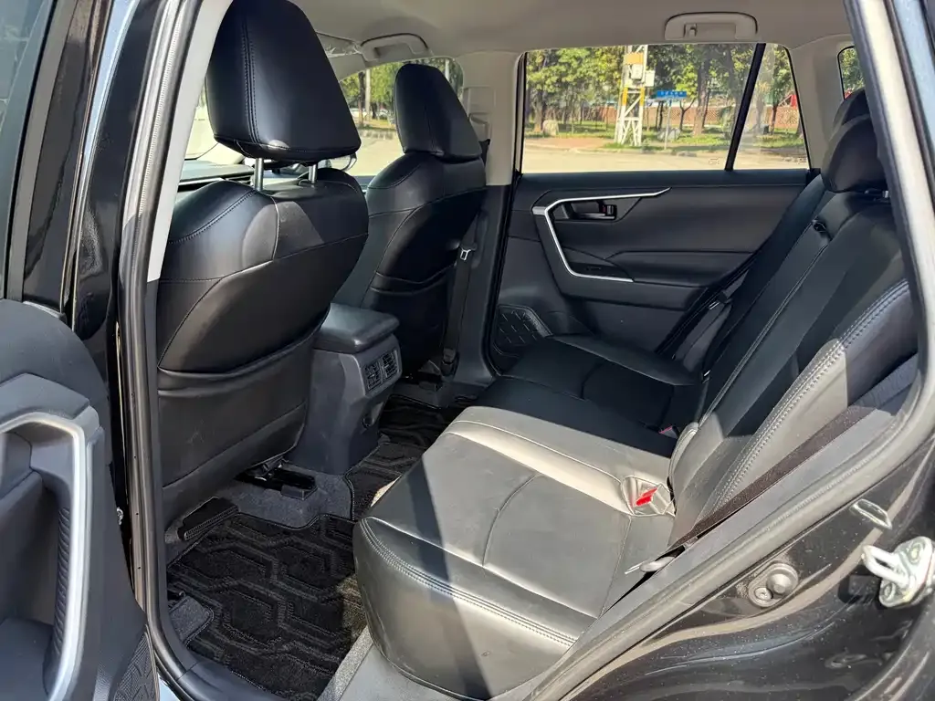Toyota RAV4 2023 из CN, фото 8
