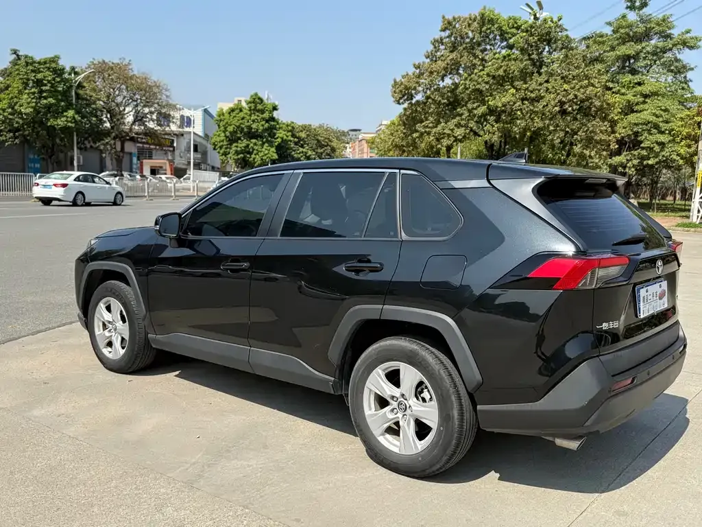 Toyota RAV4 2023 из CN, фото 7