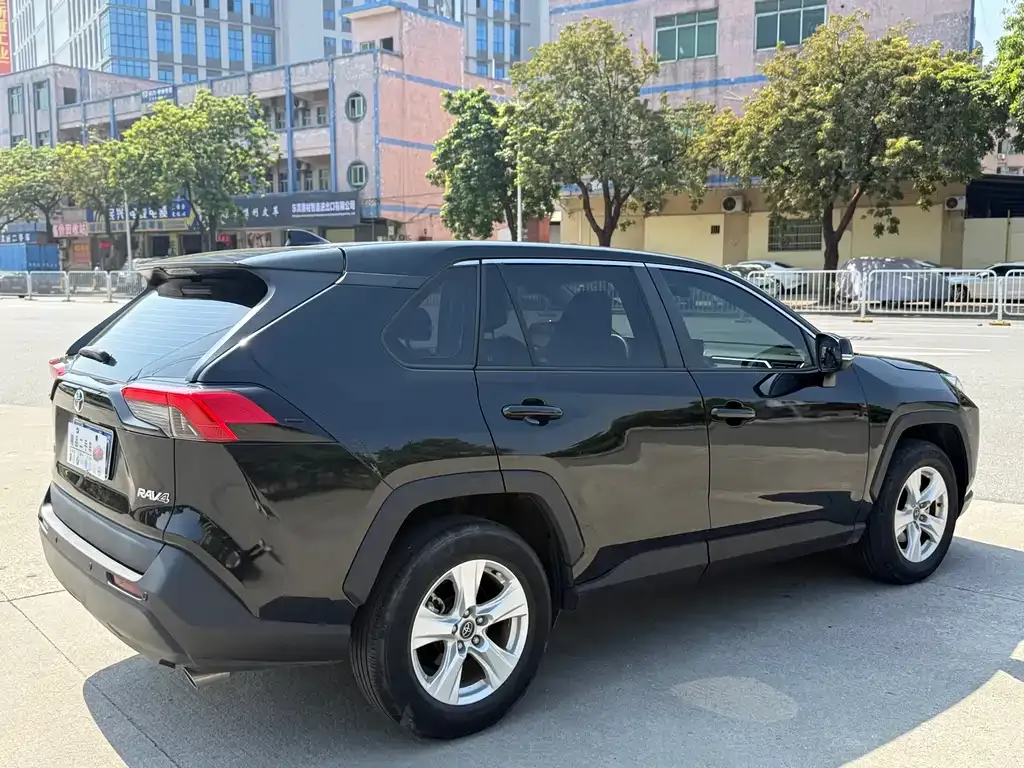 Toyota RAV4 2023 из CN, фото 9