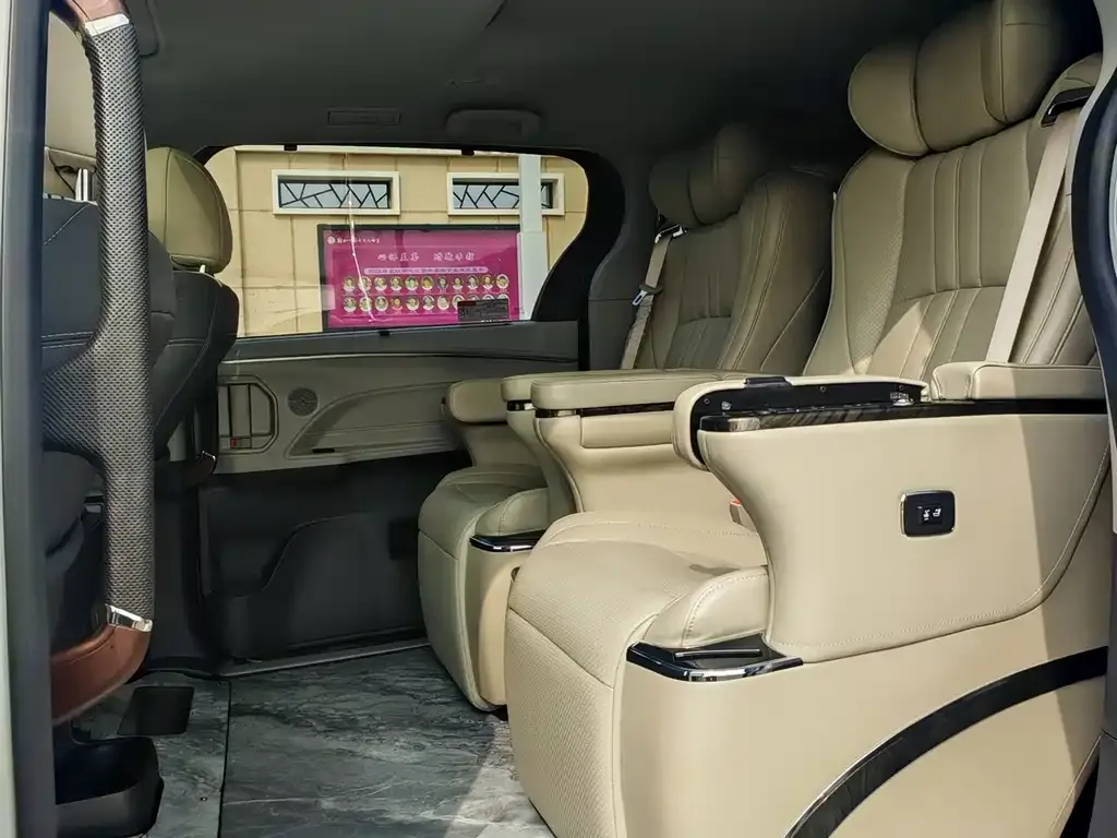 Toyota Granvia 2023 из CN, фото 9