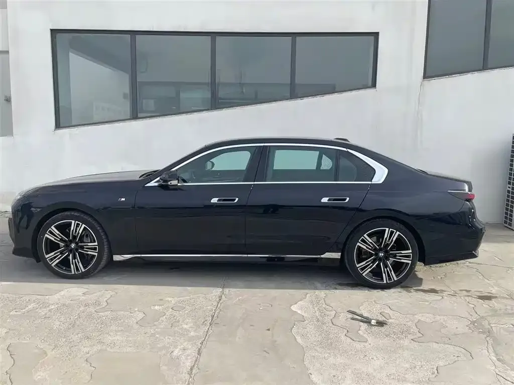 BMW 7 Series — фото 10